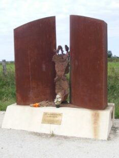 Monument hommage aux gitans internés  au camp de Saliers.